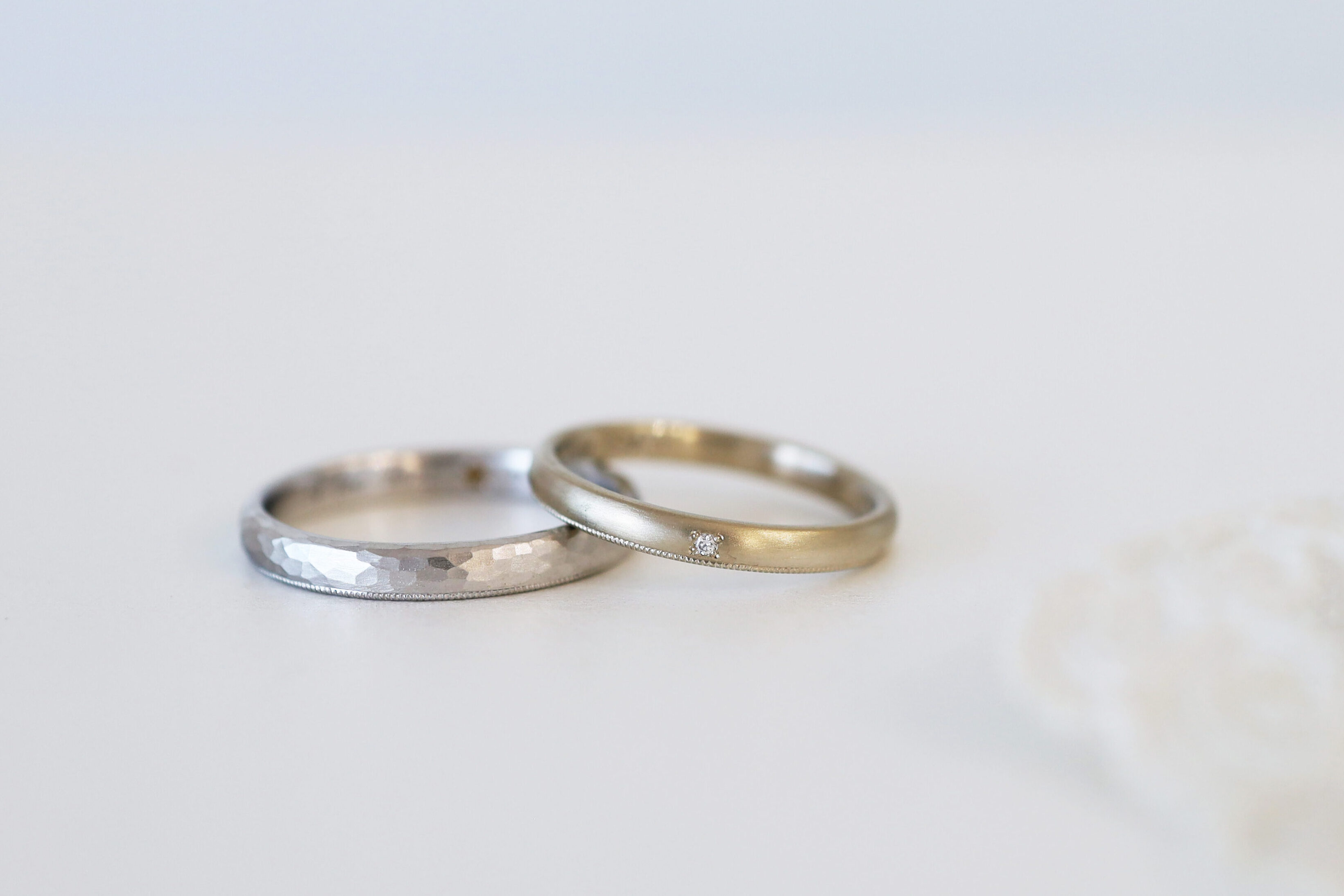 結婚指輪に1ラインのミルグレインを入れました。左はプラチナ　右はK18シャンパンゴールド